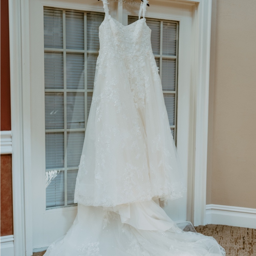 Elegant Lace Wedding Dress